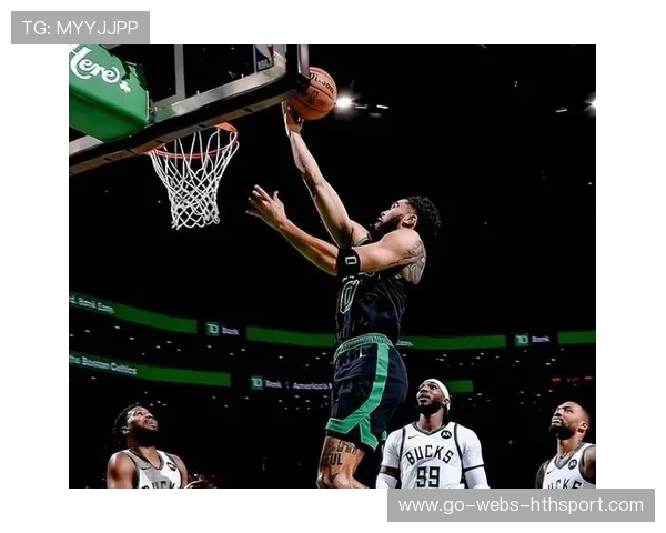 凯尔特人塔图姆抢断反击顺势暴扣——速度与决心在篮筐前的瞬间 凯尔特人塔图姆抢断反击顺势暴扣——速度与决心在篮筐前的瞬间