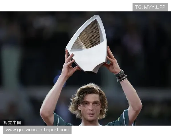 卢布列夫怒砸板凳裁判吓到