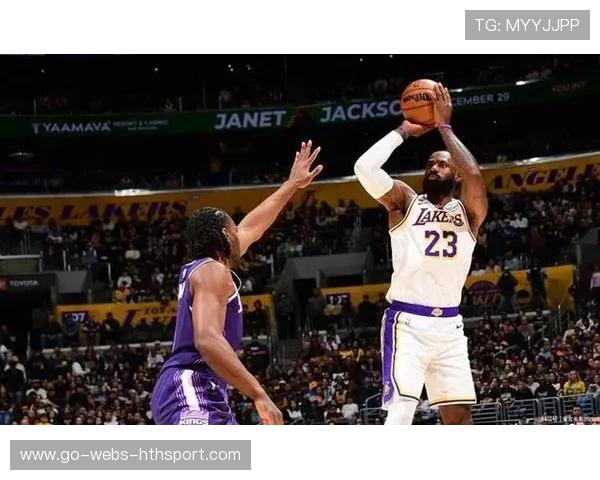 詹姆斯上篮再添两分，湖人将胜利收入囊中